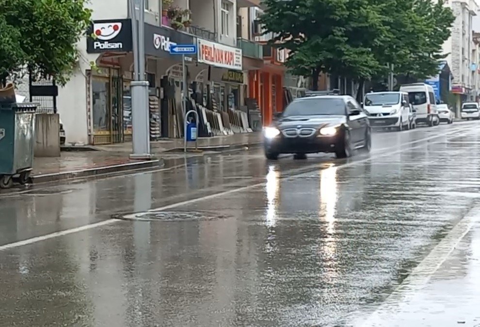 Yağmura yakalanmak istemeyen vatandaşlar hafta sonunu evde geçiriyor