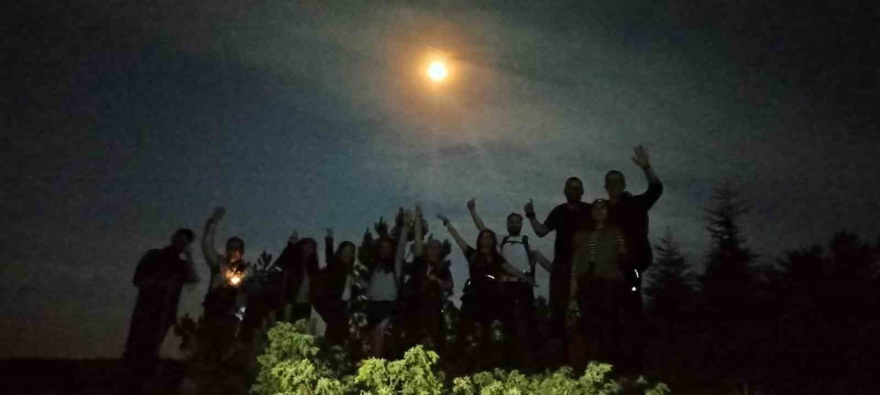 Dolunay ışığında yürüyüp çöp topladılar