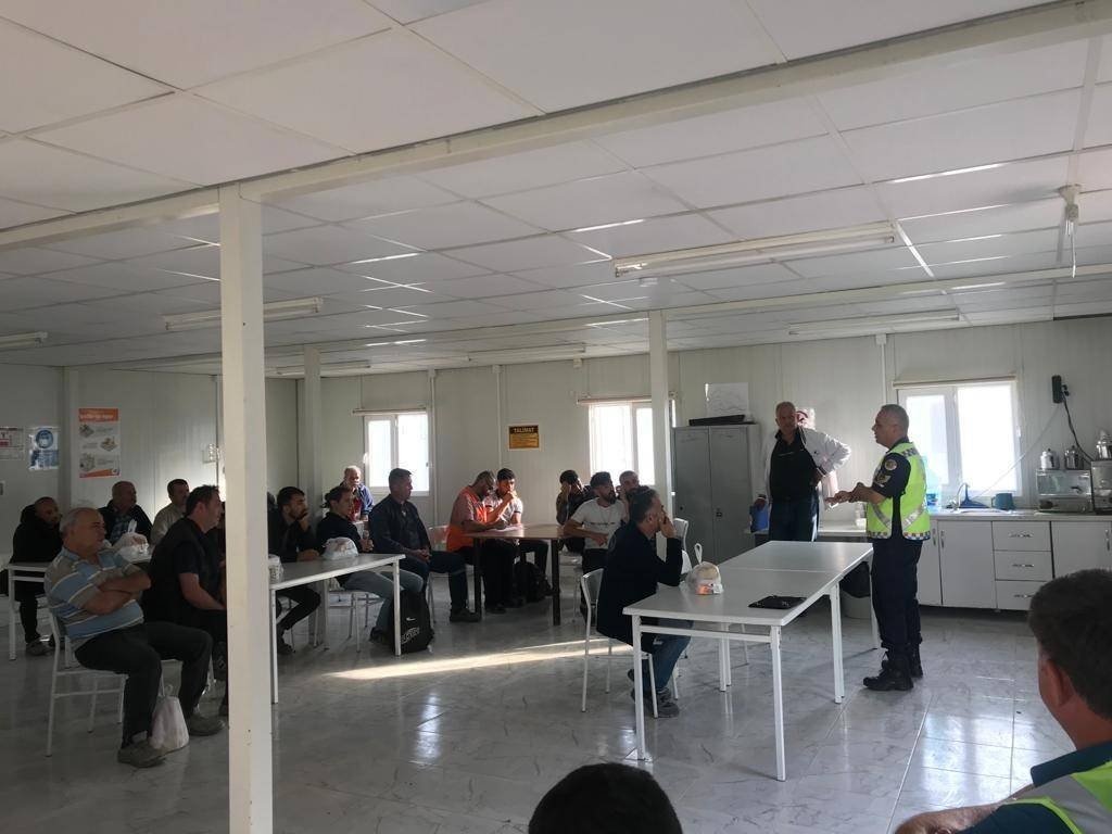 Otoyol inşaatında çalışan şoförlere jandarma’dan eğitim