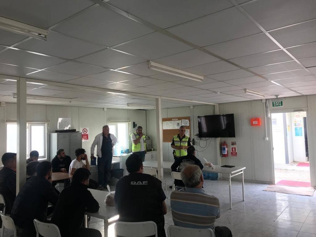 Otoyol inşaatında çalışan şoförlere jandarma’dan eğitim