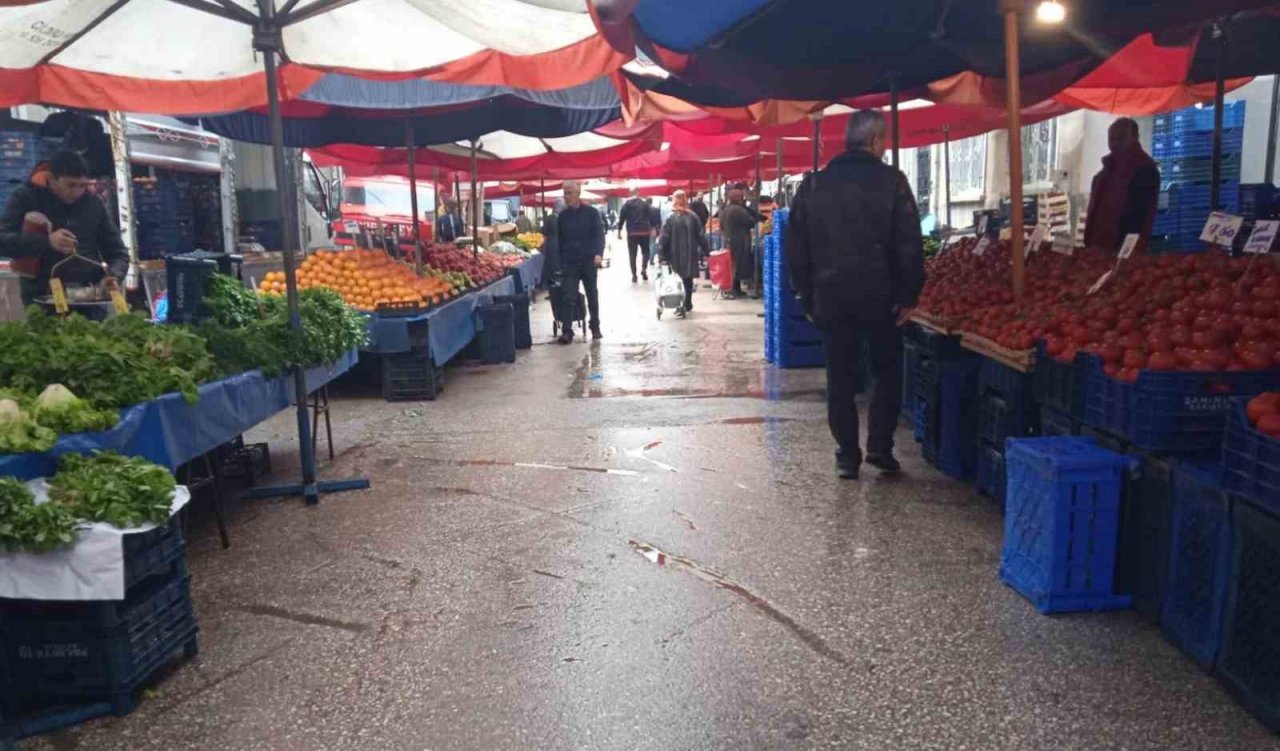 Aşırı yağışlar tezgahlardaki meyve ve sebzeyi etkiliyor