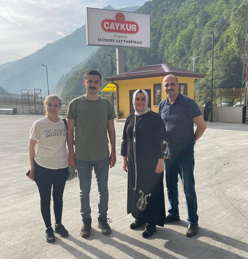 İkizdere Kaymakamı eşiyle çay topladı, fabrikada çayın işlenmesini inceledi