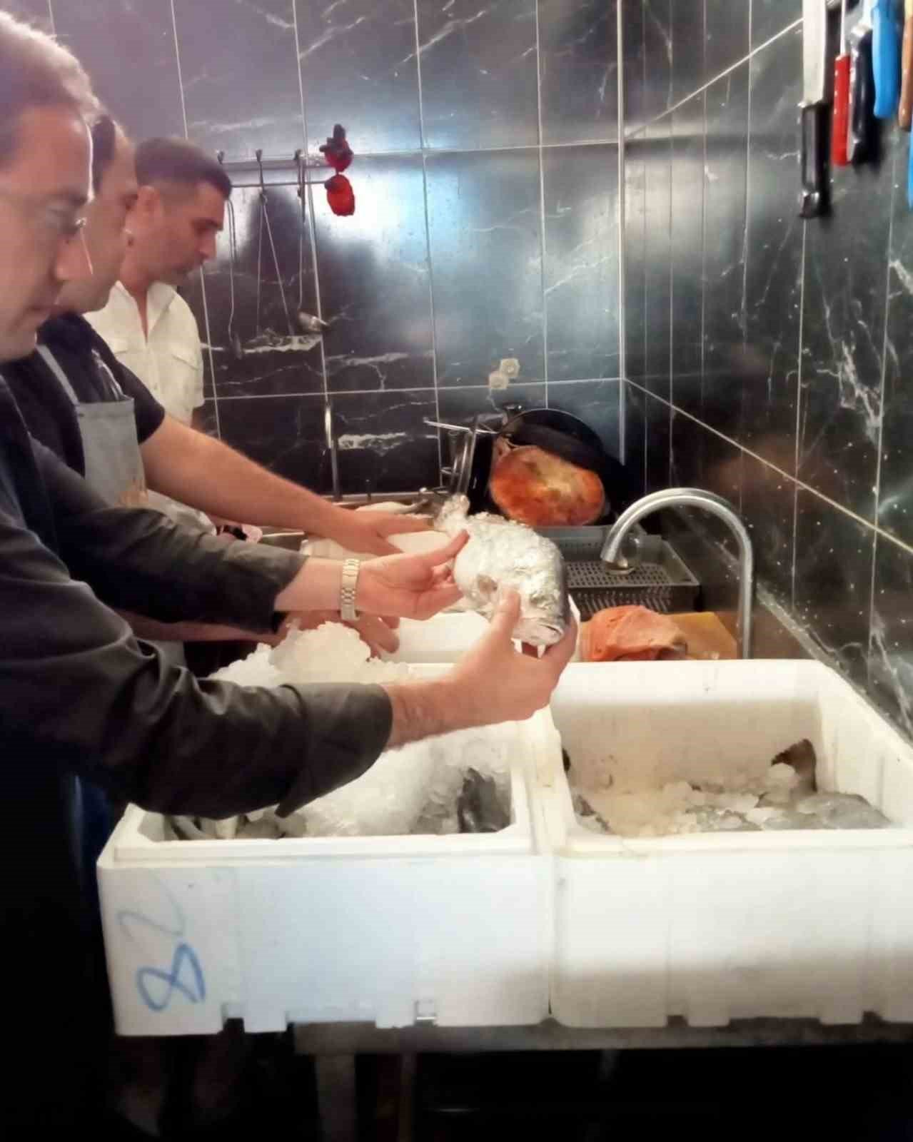 Serik’te balık satan iş yerleri denetlendi