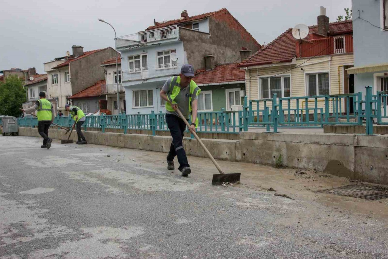 Şiddetli yağış sonrası saha temizlik çalışmalarını yerinde inceledi