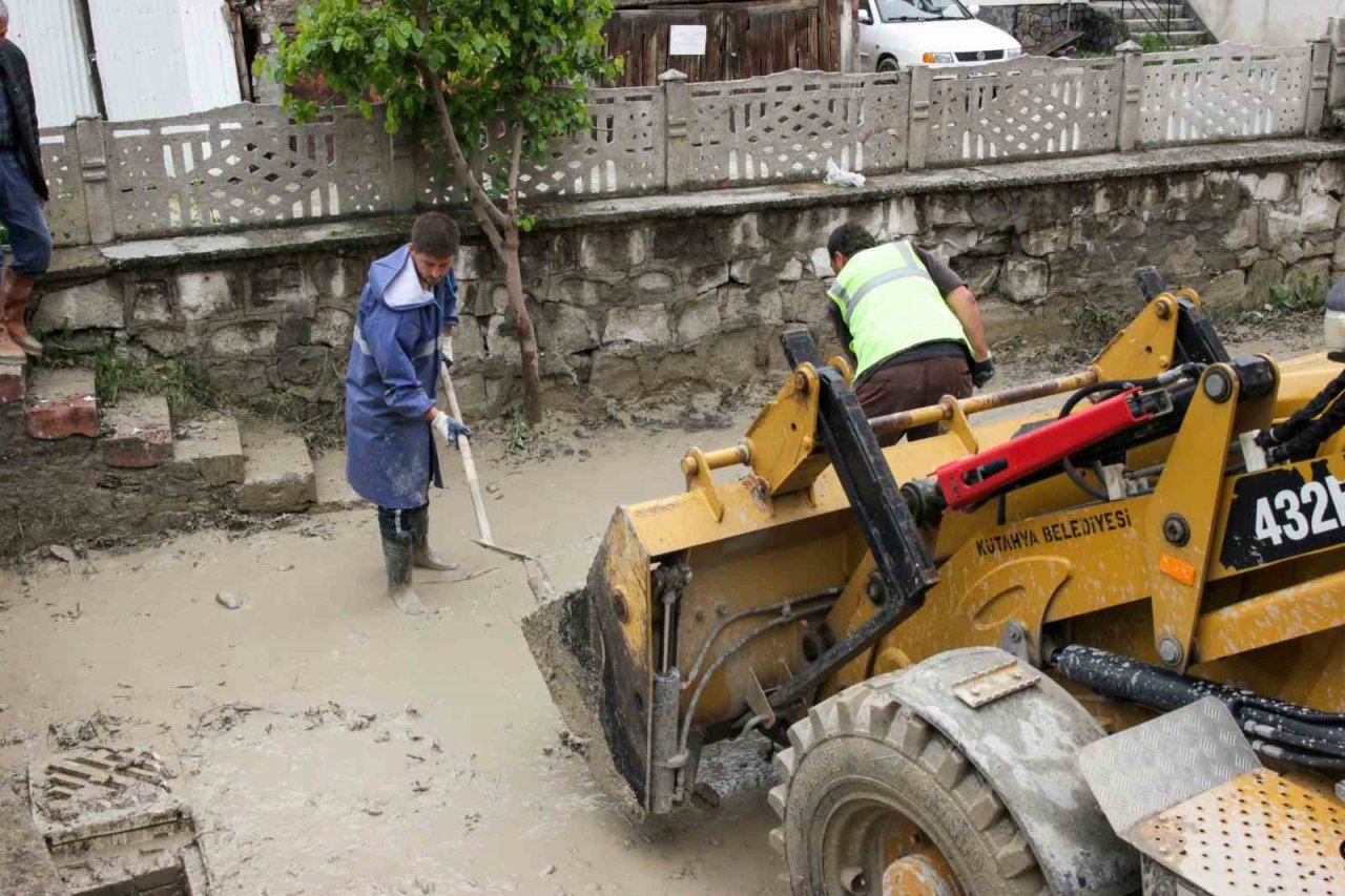 Şiddetli yağış sonrası saha temizlik çalışmalarını yerinde inceledi