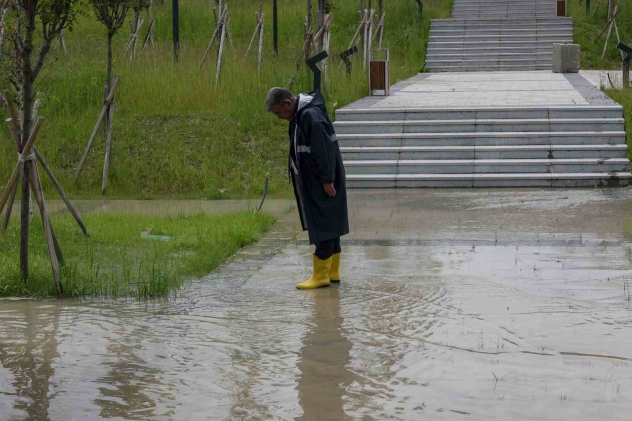 Şiddetli yağış sonrası saha temizlik çalışmalarını yerinde inceledi