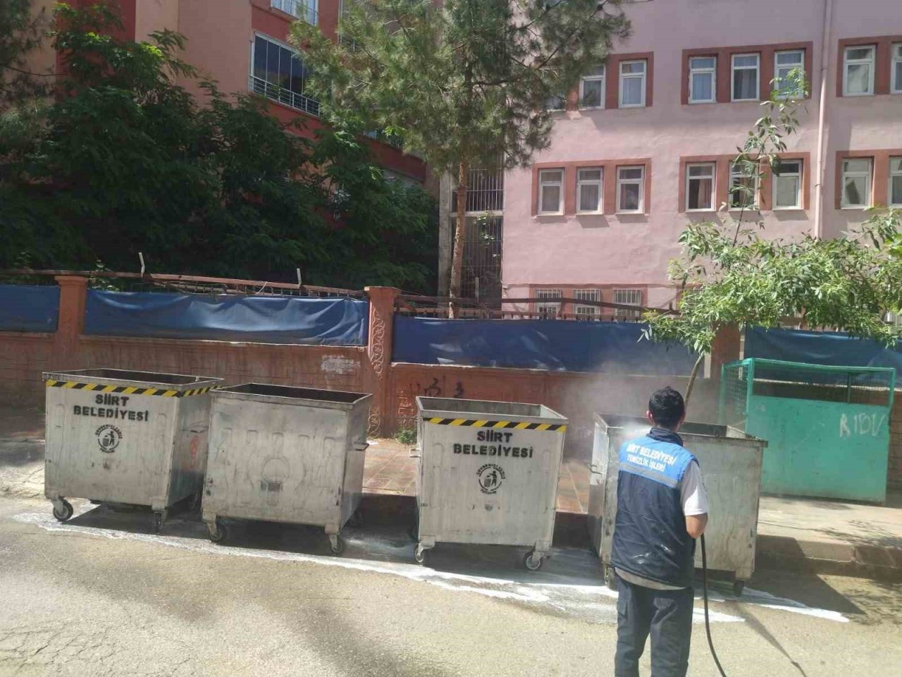 Siirt’te çöp konteynerleri dezenfekte ediliyor