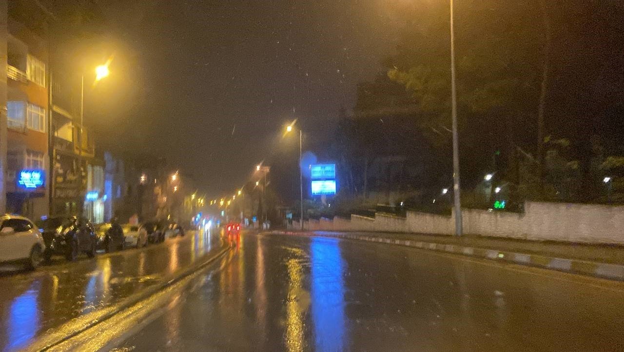 Sinop’ta sağanak su baskınlarına neden oldu