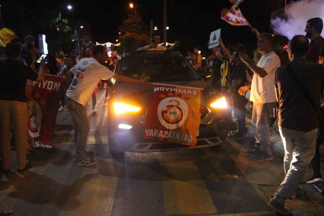 Galatasaray kupayı kaldırdı, Aydın sokakları sarı-kırmızıya boyandı