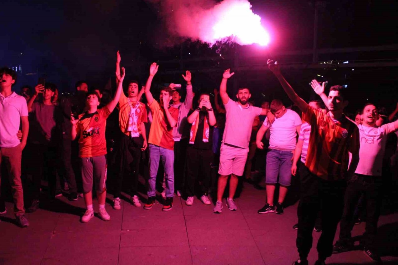 Galatasaray kupayı kaldırdı, Aydın sokakları sarı-kırmızıya boyandı