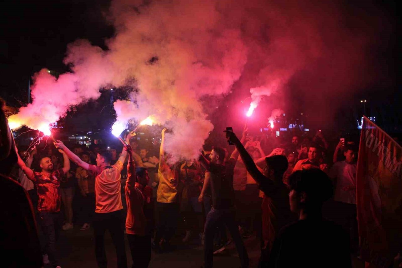 Galatasaray kupayı kaldırdı, Aydın sokakları sarı-kırmızıya boyandı