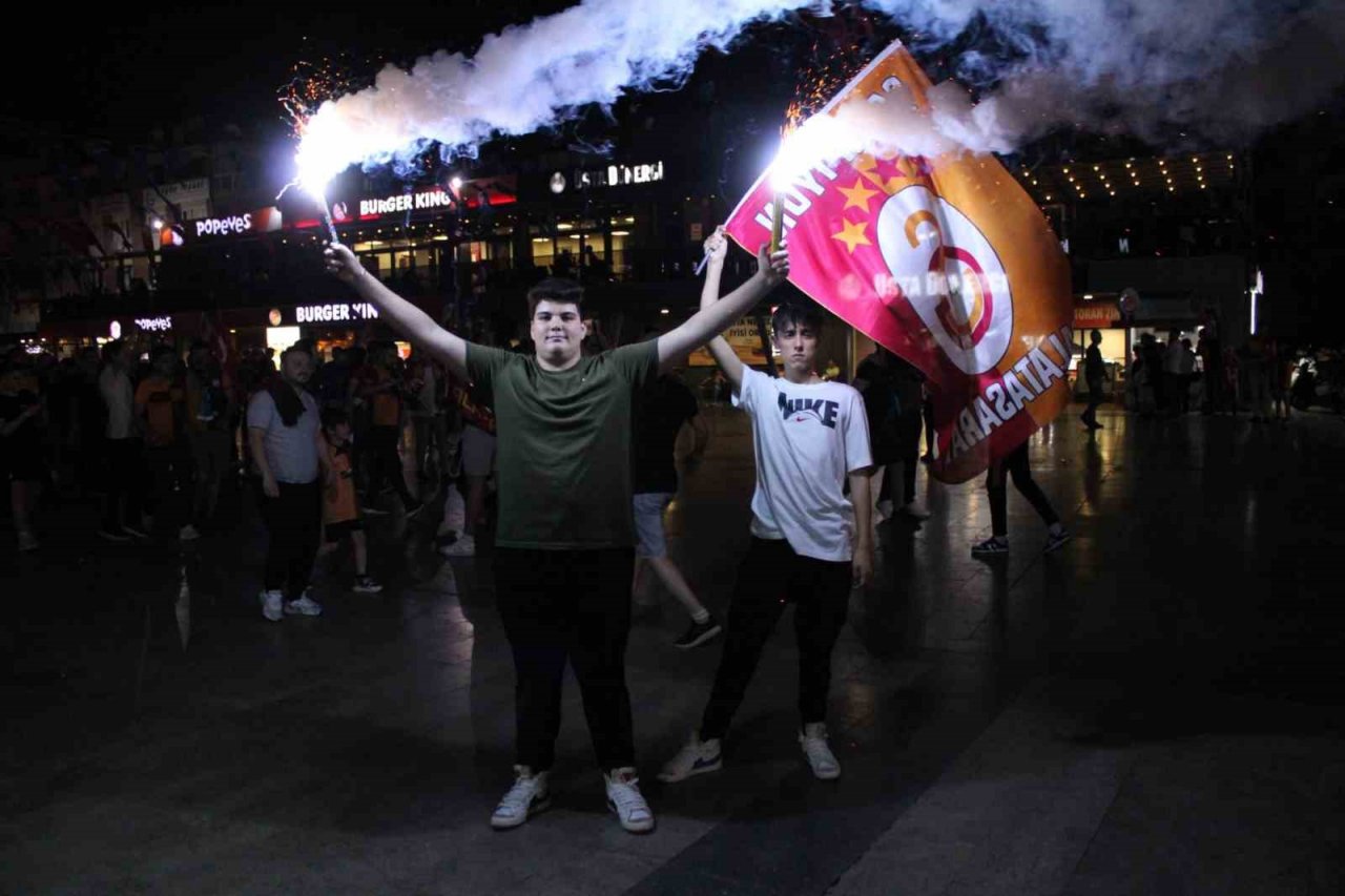 Galatasaray kupayı kaldırdı, Aydın sokakları sarı-kırmızıya boyandı