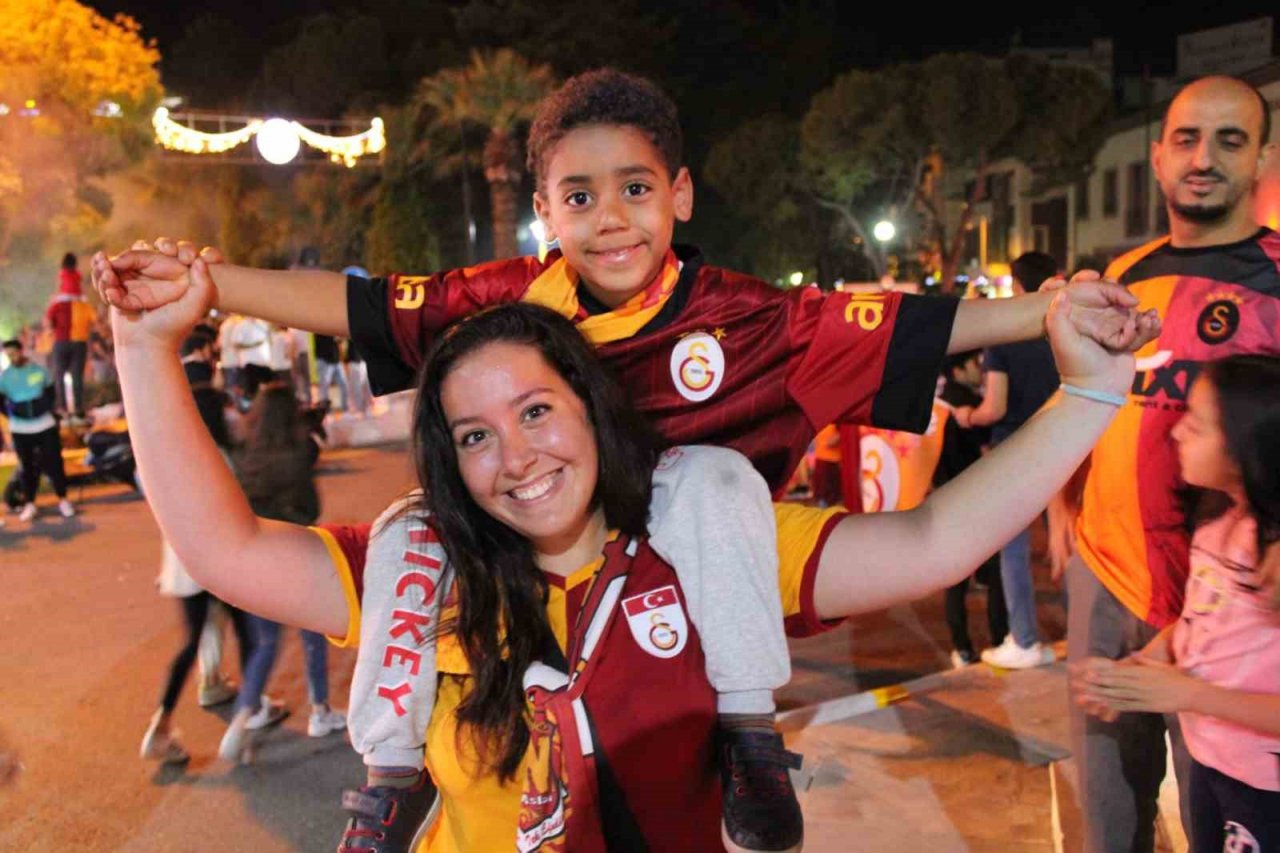 Galatasaray kupayı kaldırdı, Aydın sokakları sarı-kırmızıya boyandı