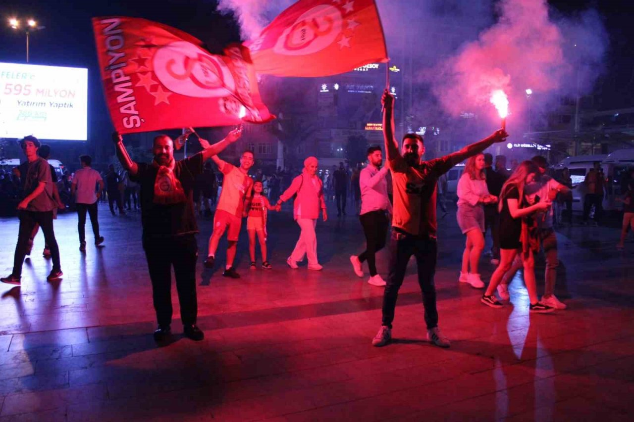 Galatasaray kupayı kaldırdı, Aydın sokakları sarı-kırmızıya boyandı