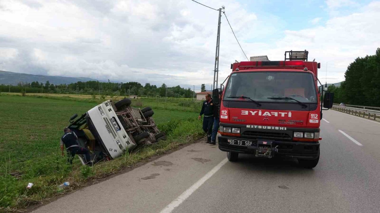 Tarlaya uçan midibüste bulunan 14 kişi ölümden döndü