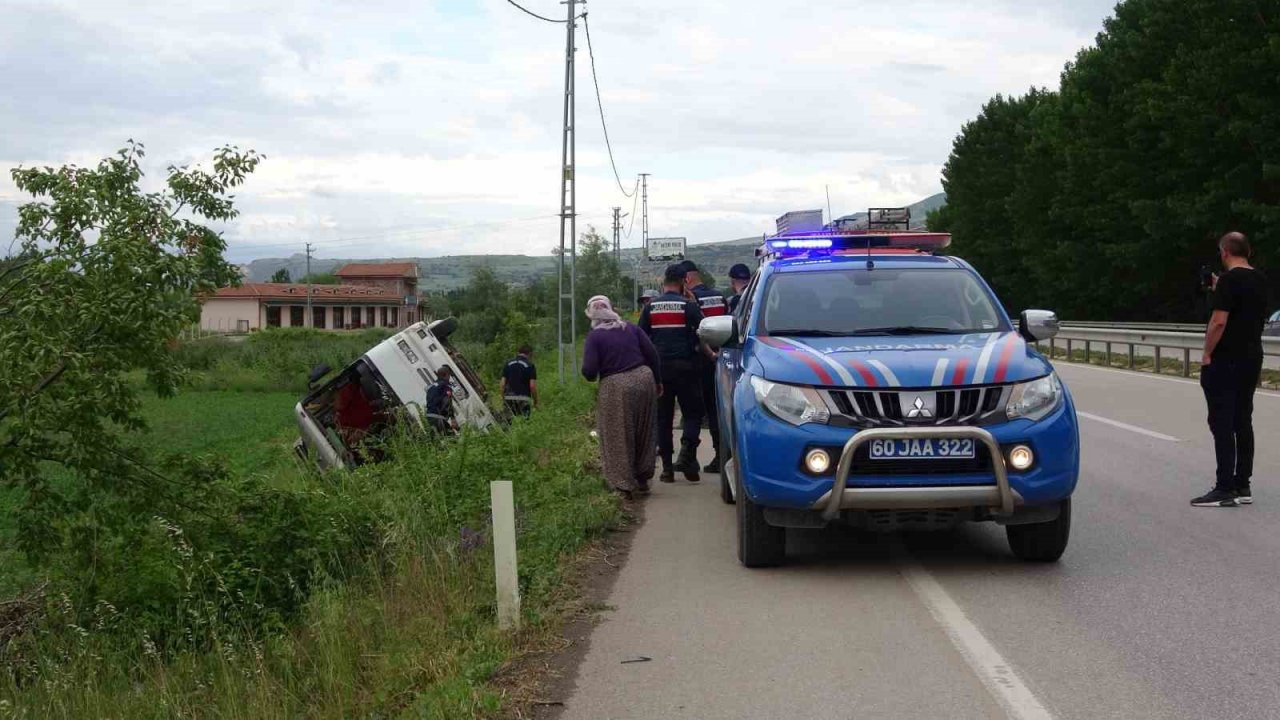 Tarlaya uçan midibüste bulunan 14 kişi ölümden döndü