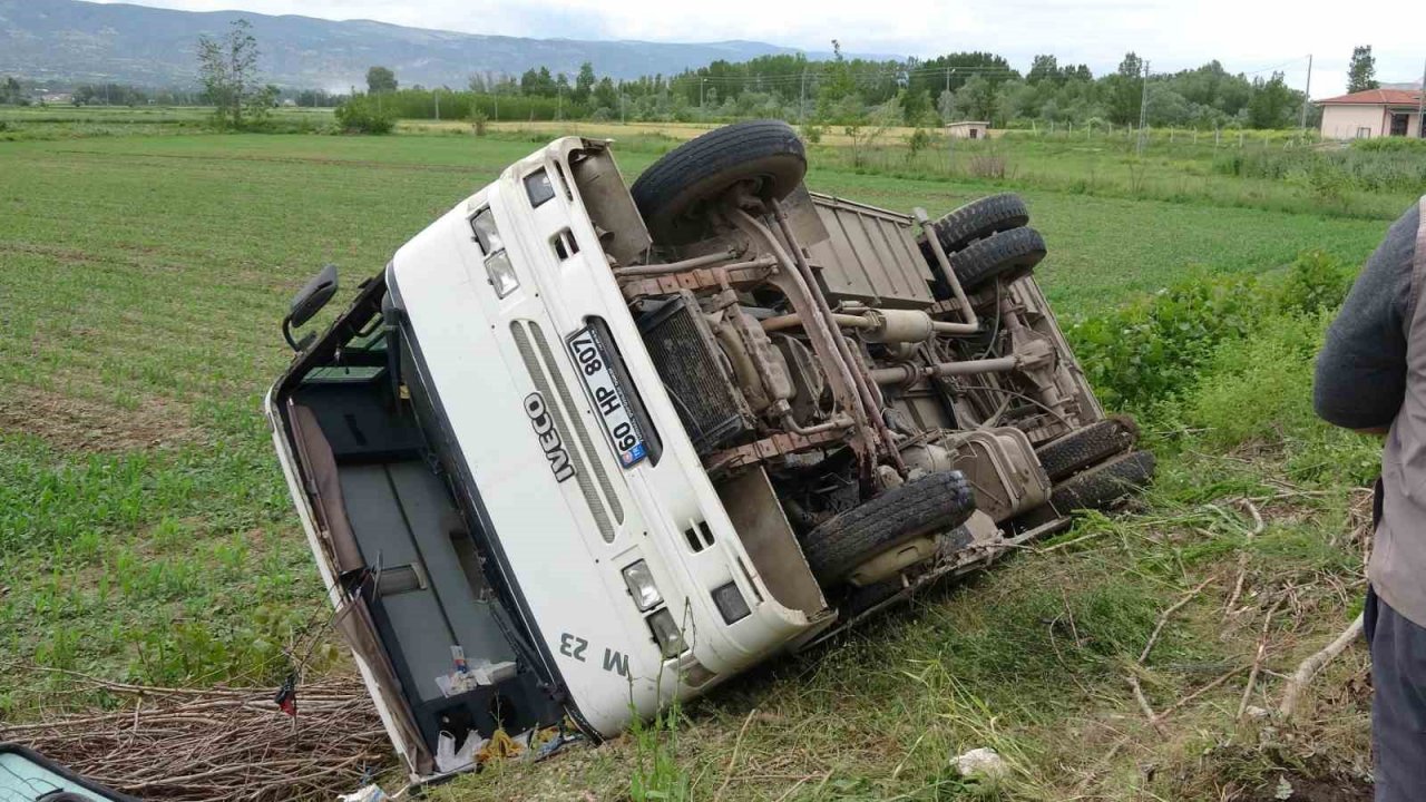 Tarlaya uçan midibüste bulunan 14 kişi ölümden döndü