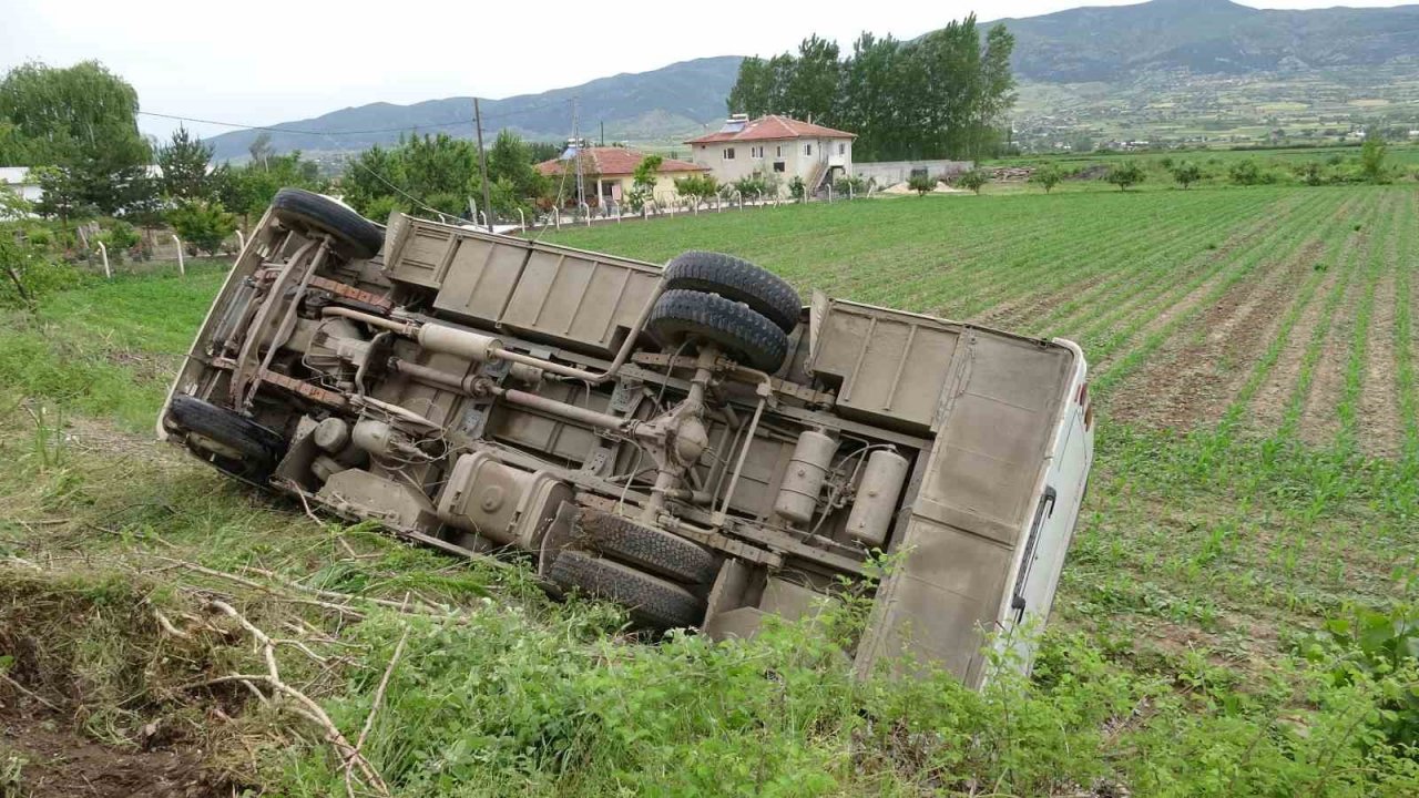 Tarlaya uçan midibüste bulunan 14 kişi ölümden döndü