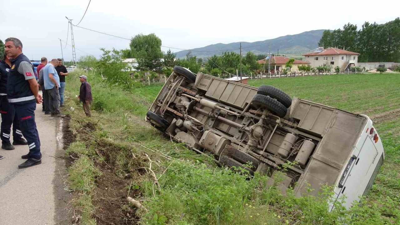 Tarlaya uçan midibüste bulunan 14 kişi ölümden döndü