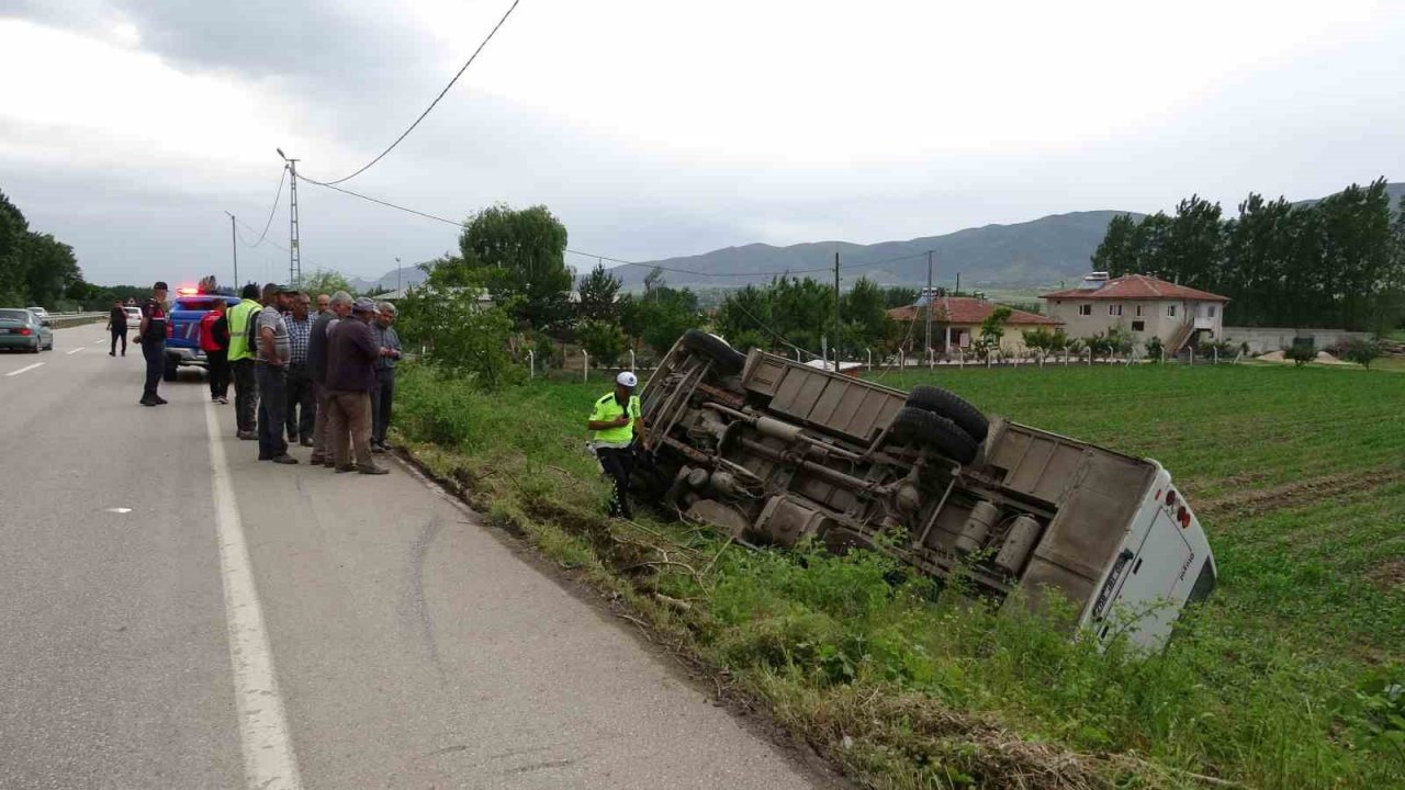 Tarlaya uçan midibüste bulunan 14 kişi ölümden döndü