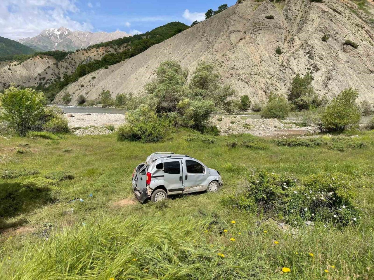 Tunceli’de hafif ticari araç şarampole devrildi: 6 yaralı