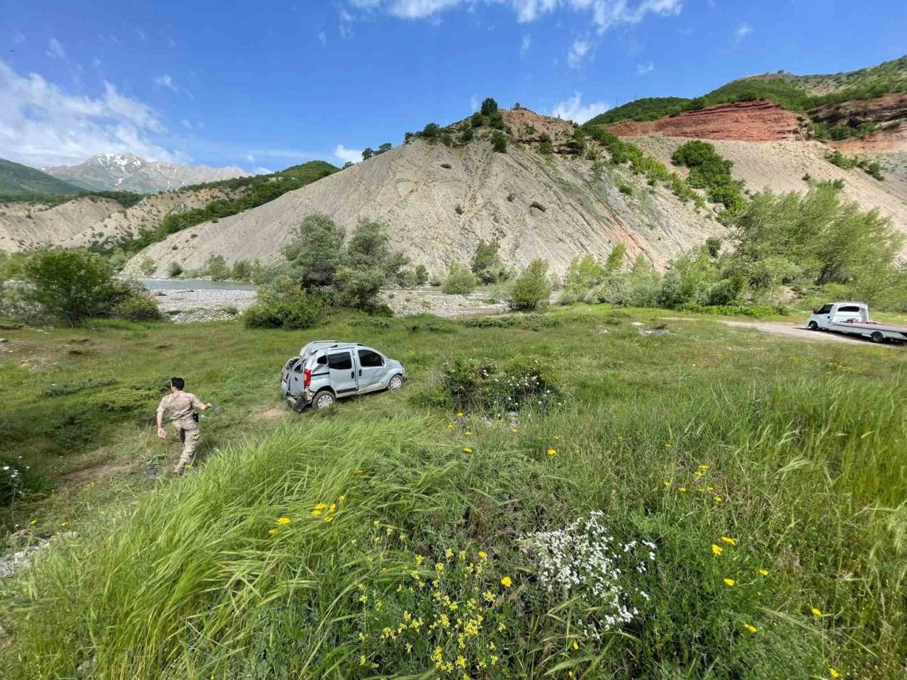 Tunceli’de hafif ticari araç şarampole devrildi: 6 yaralı