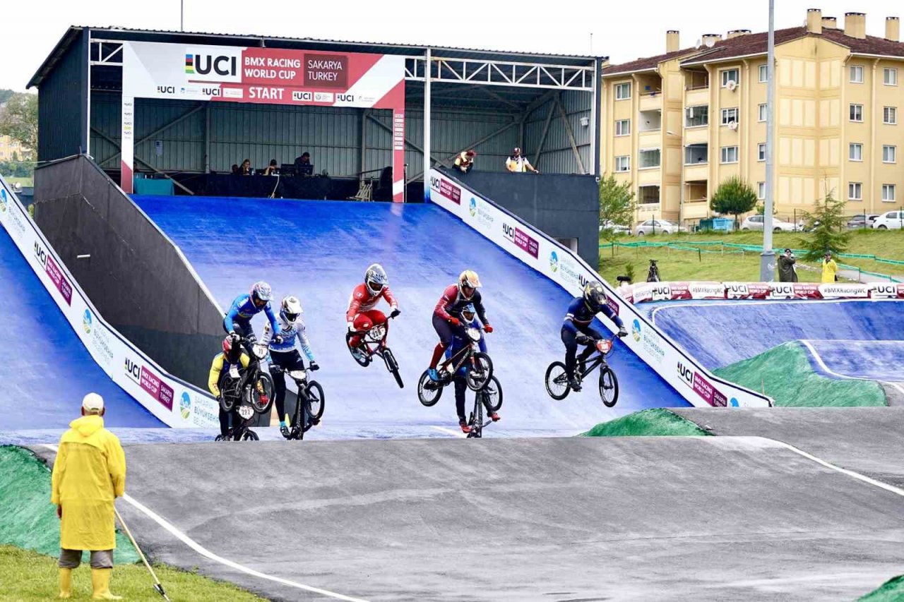 BMX World Cup heyecanı devam ediyor: Dünyanın en iyileri vadide pedal çeviriyor