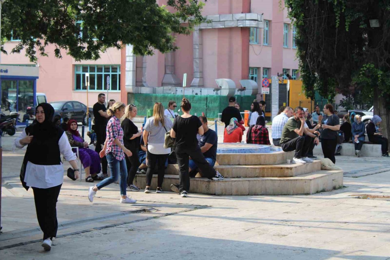 Öğrenciler sınavda, veliler dışarıda ter döktü