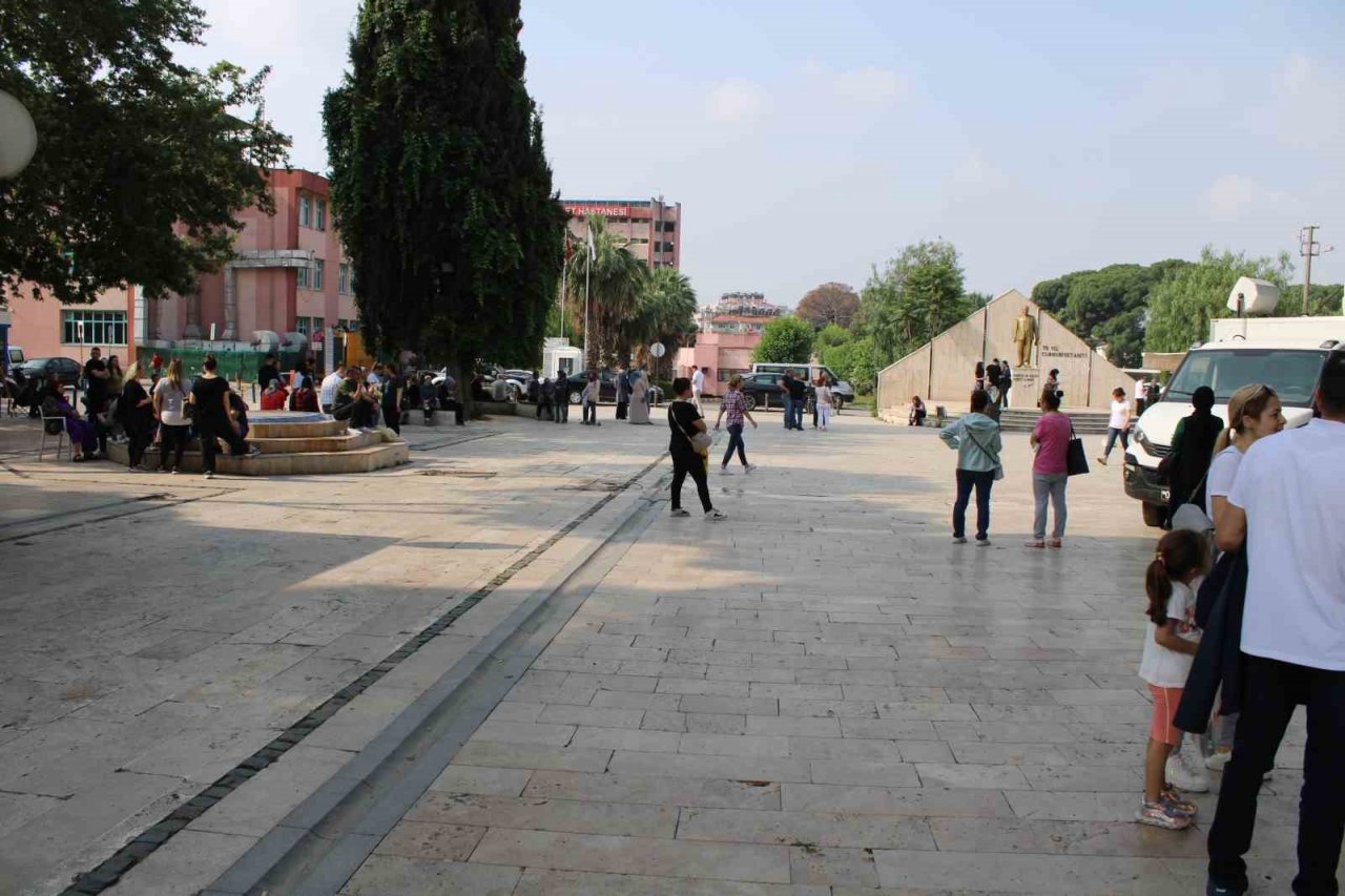 Öğrenciler sınavda, veliler dışarıda ter döktü