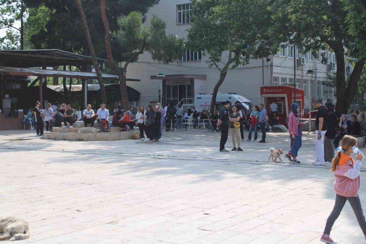 Öğrenciler sınavda, veliler dışarıda ter döktü