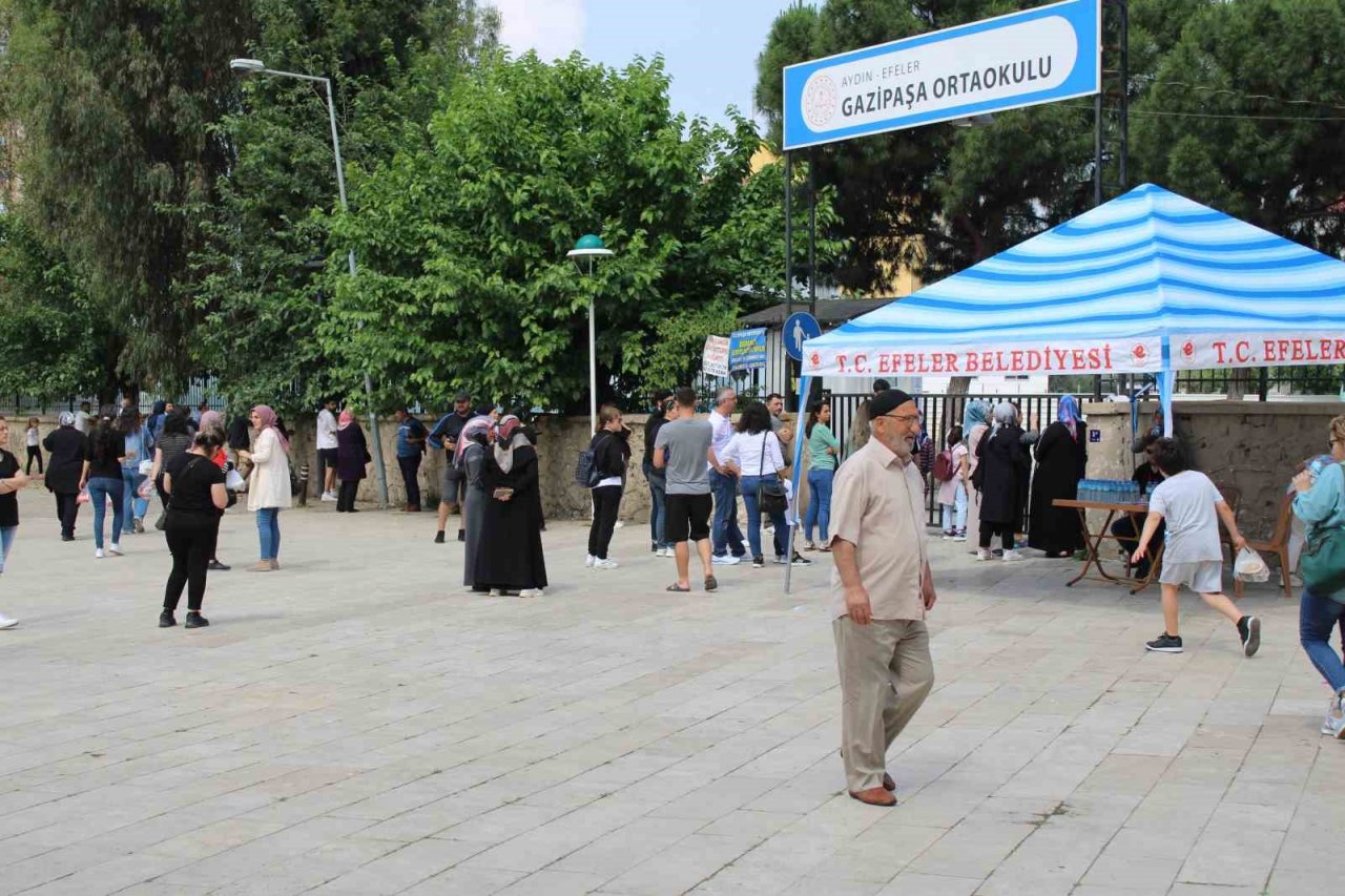 Öğrenciler sınavda, veliler dışarıda ter döktü