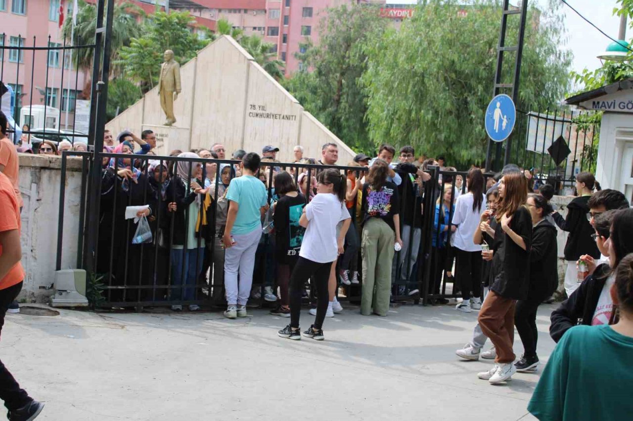 Öğrenciler sınavda, veliler dışarıda ter döktü
