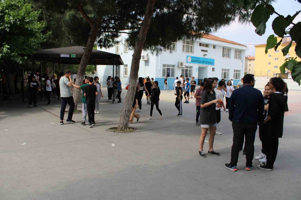 Öğrenciler sınavda, veliler dışarıda ter döktü