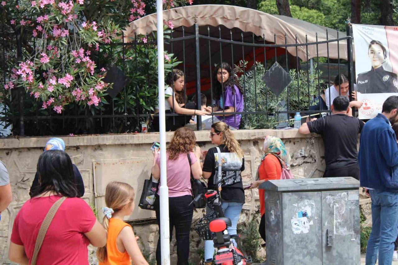 Öğrenciler sınavda, veliler dışarıda ter döktü