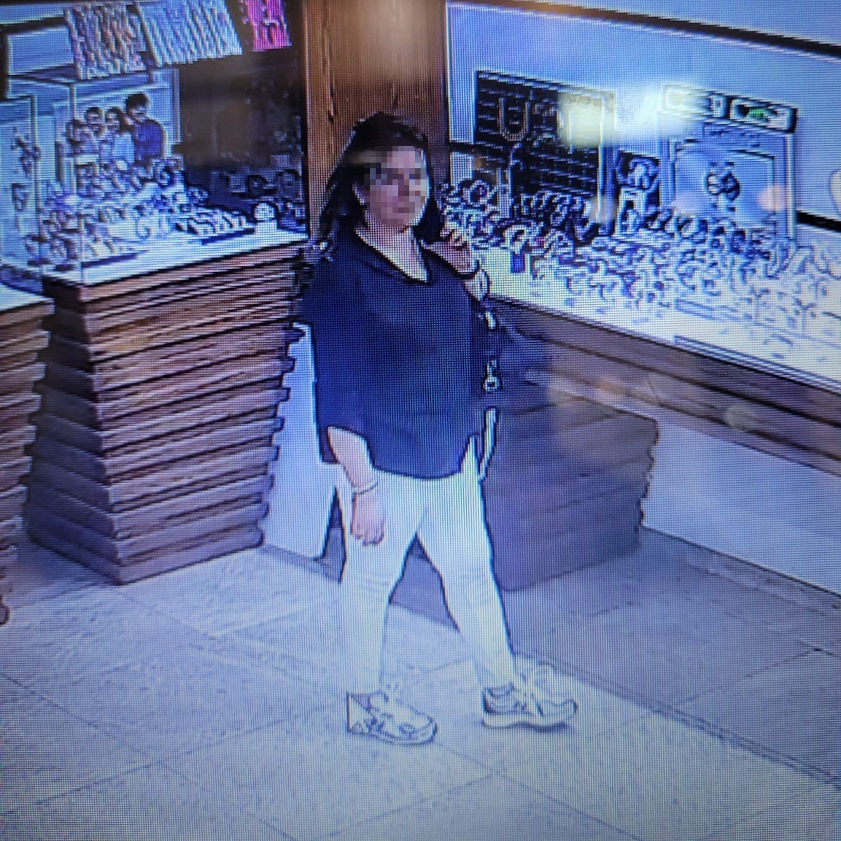 Güvenlik kameralarına baka baka kol saatini çaldı