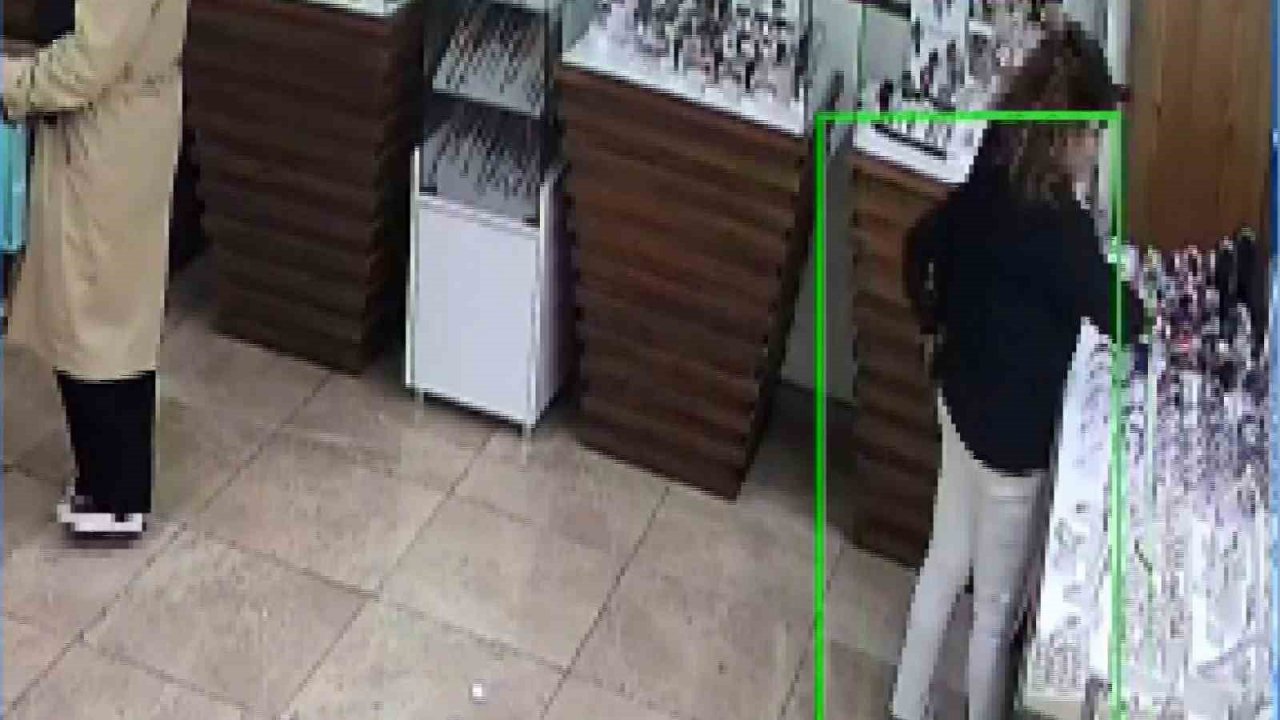 Güvenlik kameralarına baka baka kol saatini çaldı