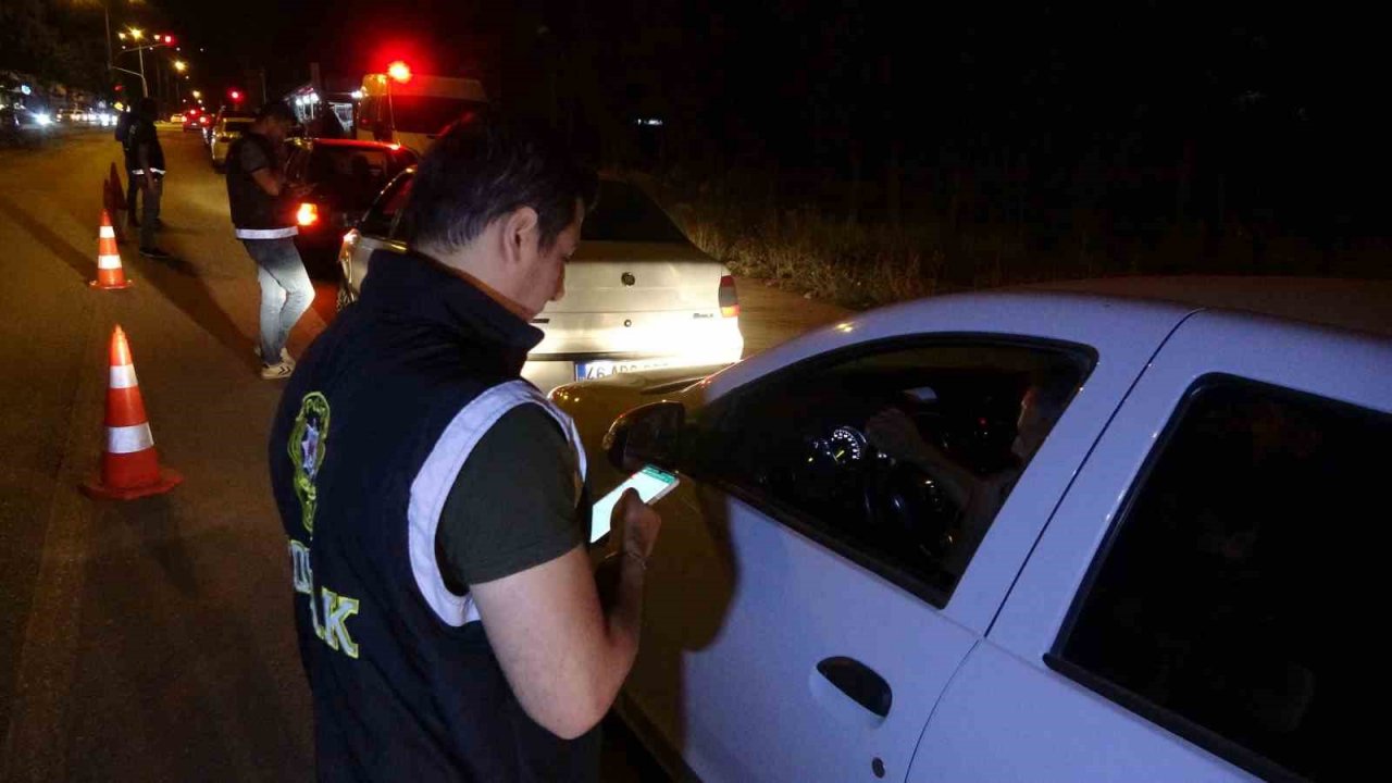 Deprem bölgesinde asayiş uygulamaları devam ediyor