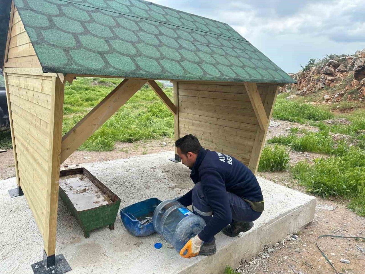 Altıntaş’ta sokak hayvanları için besleme alanı