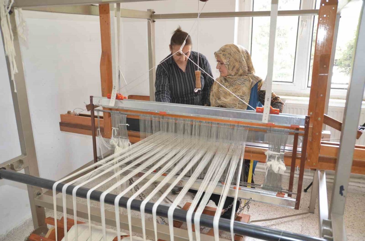 Antalya’da kadınlar 300 yıllık geleneklerini yaşatıp aile bütçelerine katkı sağlıyor