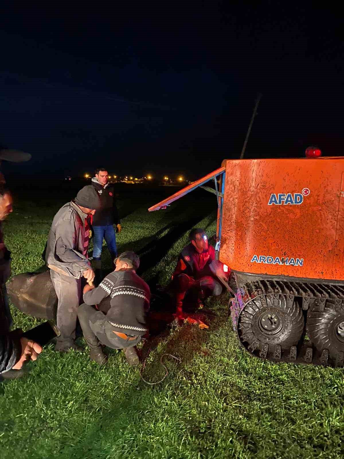 Bataklığa saplanan inek AFAD ekiplerince kurtarıldı