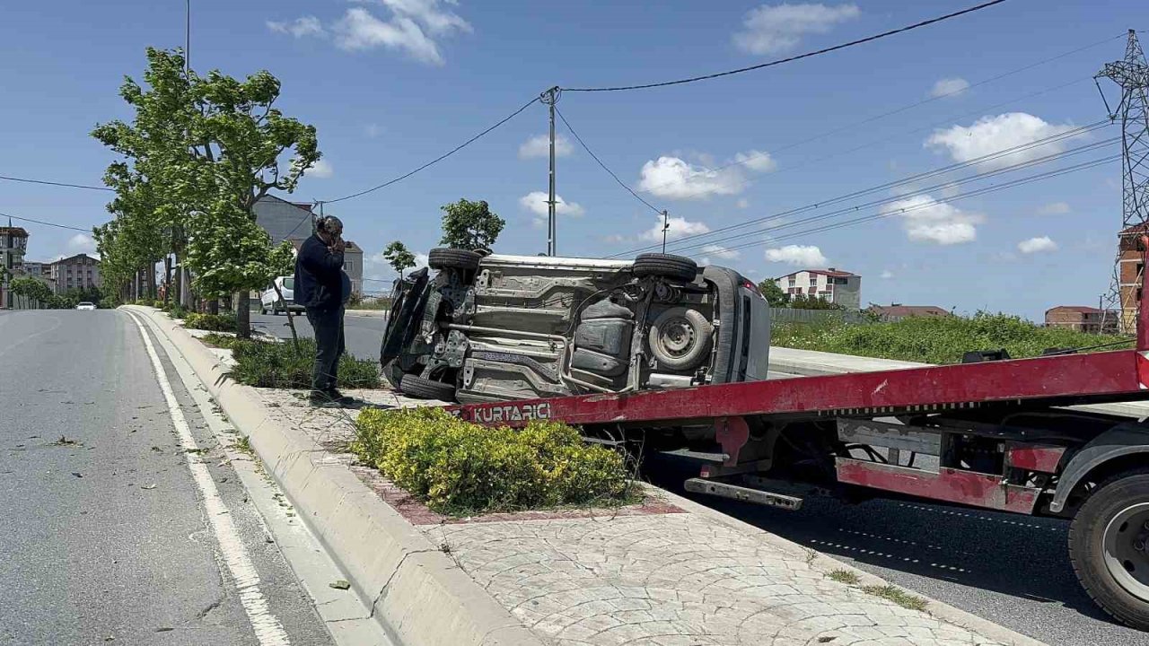 Arnavutköy’de sürücüsünün kontrolünden çıkan hafif ticari araç yan yattı