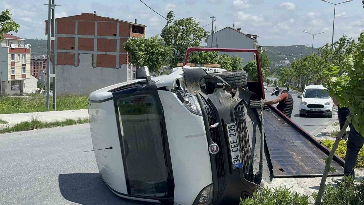 Arnavutköy’de sürücüsünün kontrolünden çıkan hafif ticari araç yan yattı