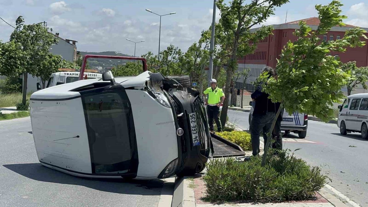 Arnavutköy’de sürücüsünün kontrolünden çıkan hafif ticari araç yan yattı