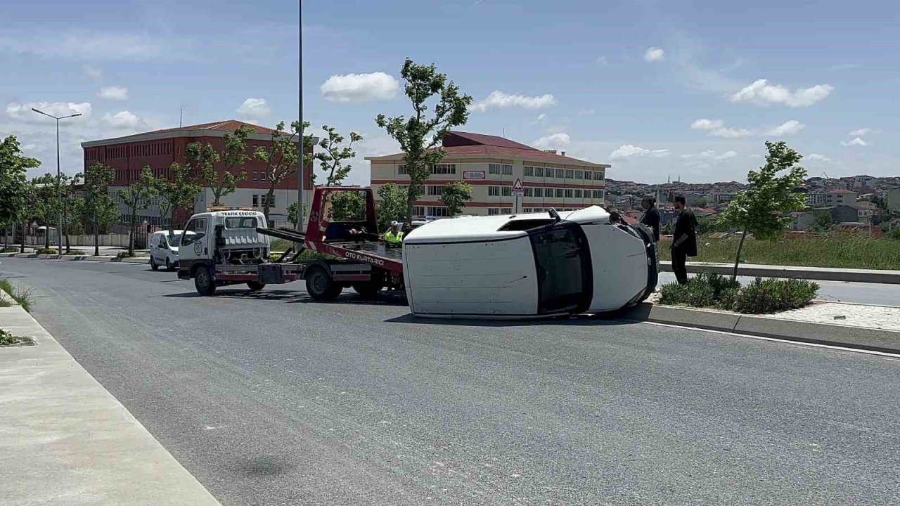 Arnavutköy’de sürücüsünün kontrolünden çıkan hafif ticari araç yan yattı