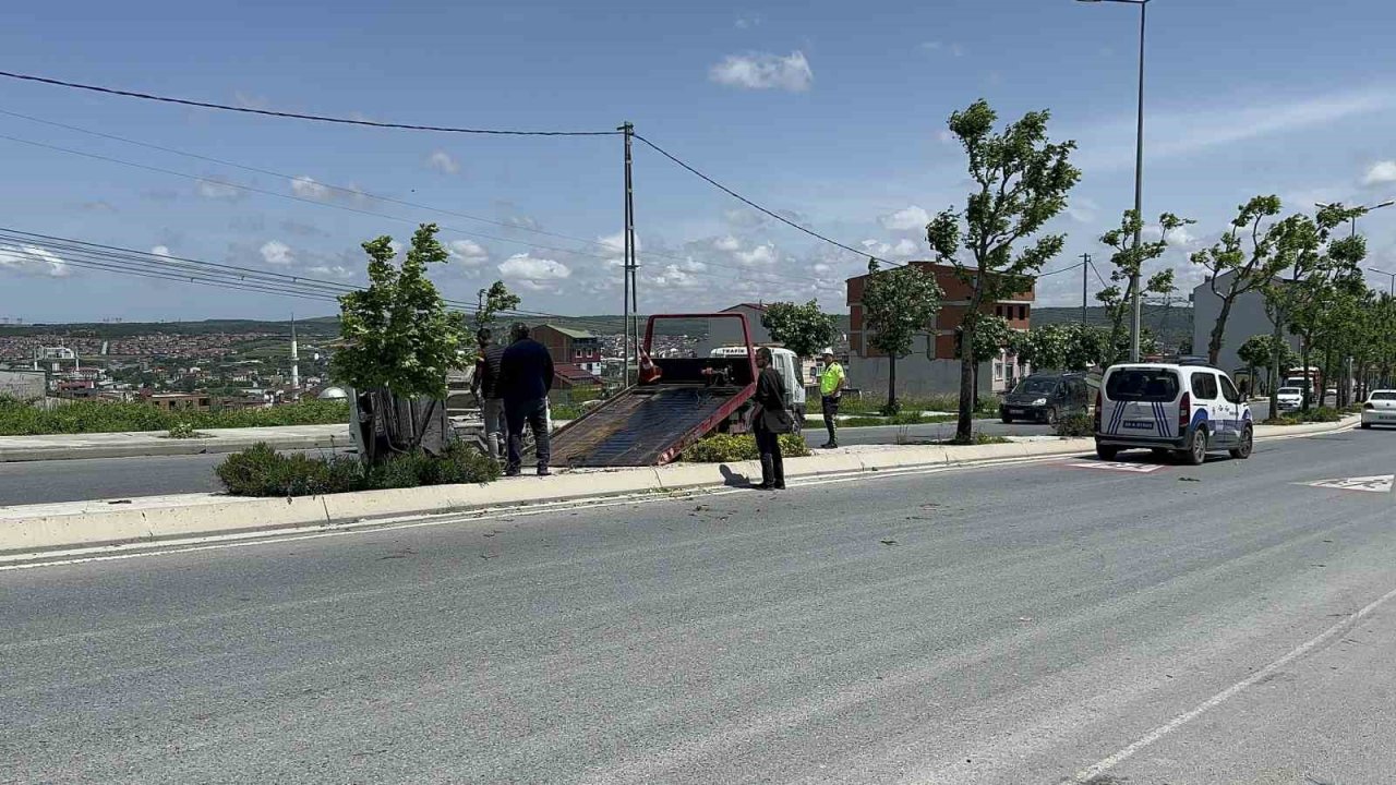 Arnavutköy’de sürücüsünün kontrolünden çıkan hafif ticari araç yan yattı