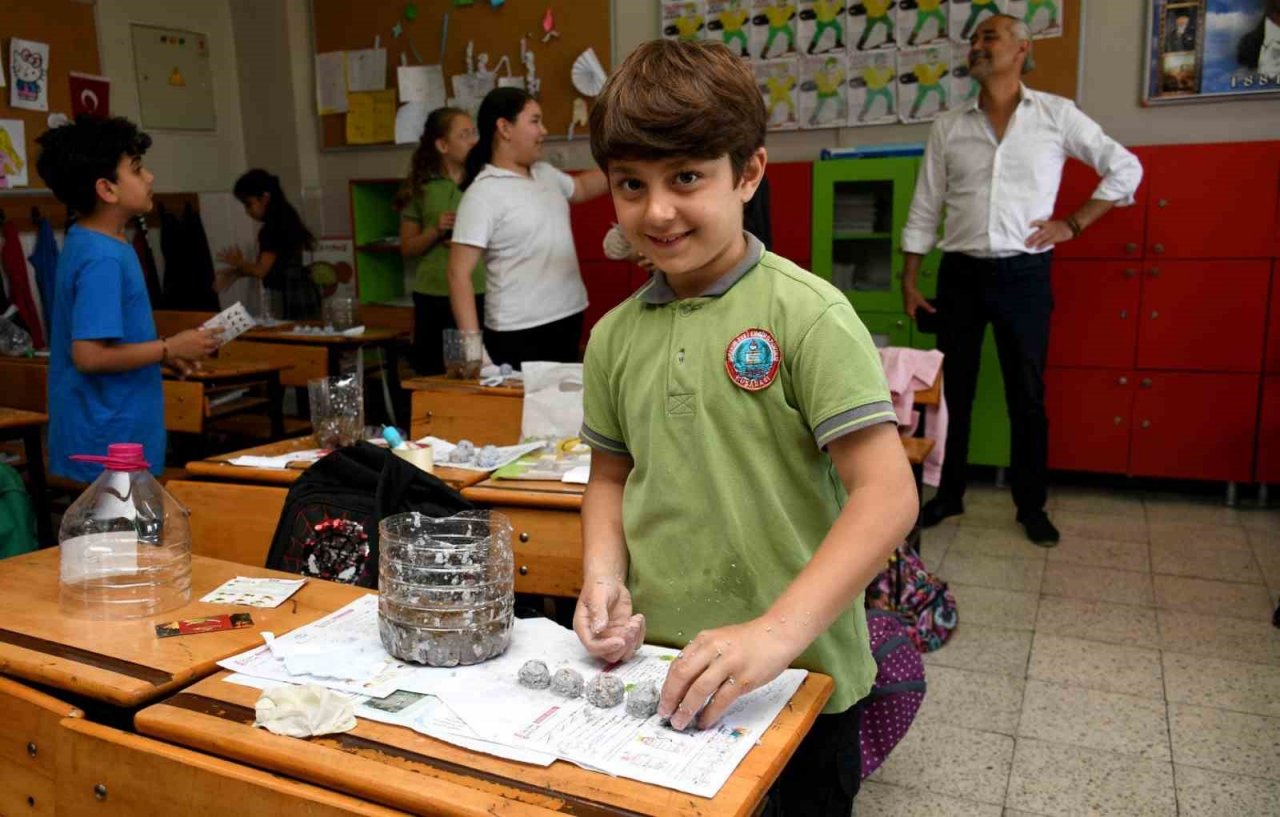 Atık kağıtlarla tohum bombası yaptılar