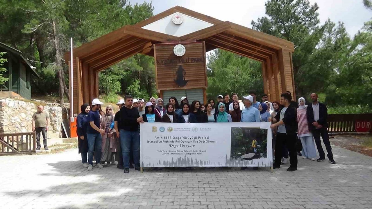 İstanbul’un fethinde rol oynayan Kazdağı Göknarı için gençler doğa yürüyüşü gerçekleştirdi