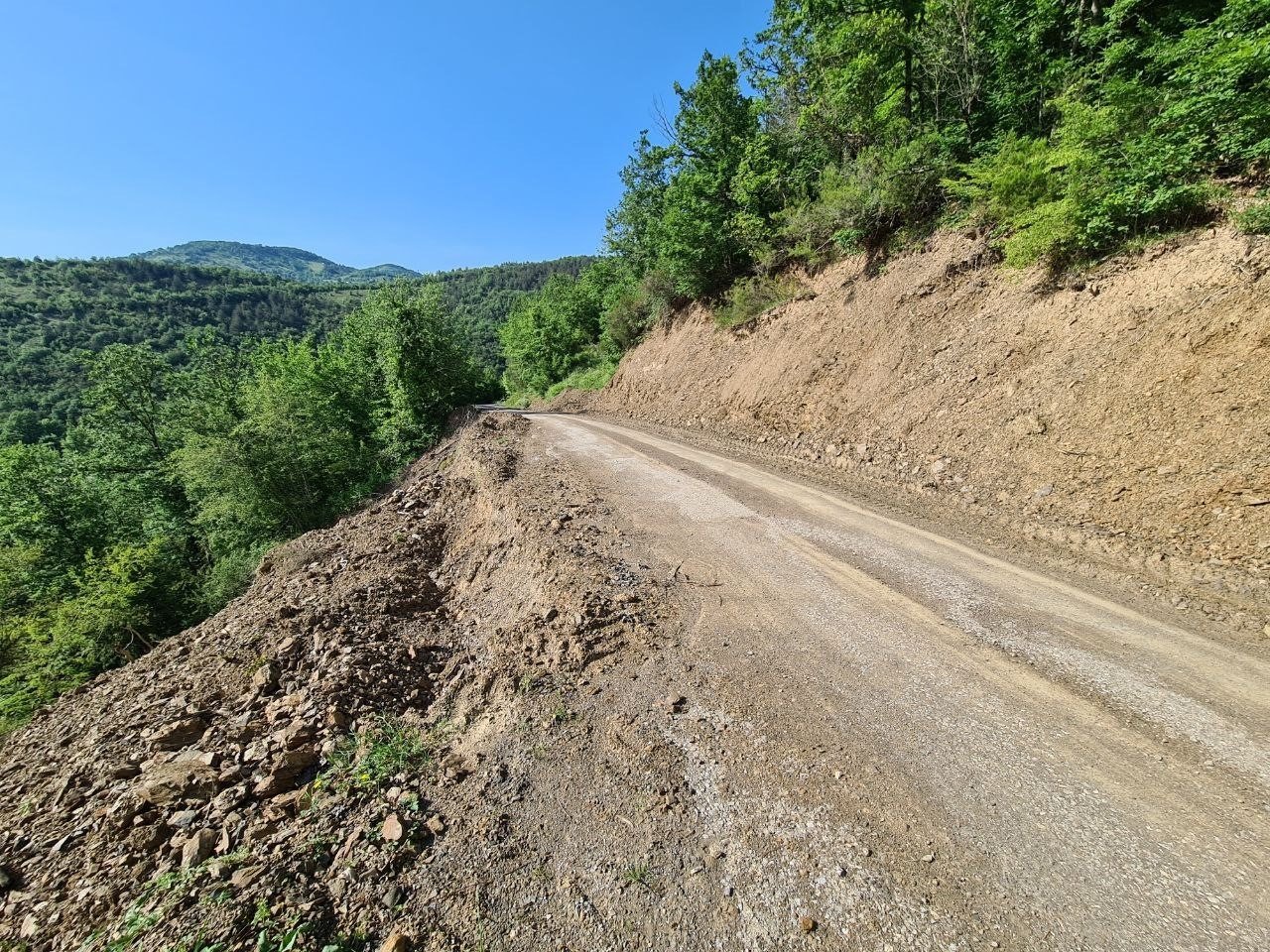 Çöken köy yoluyla 3 aydır kimse ilgilenmedi