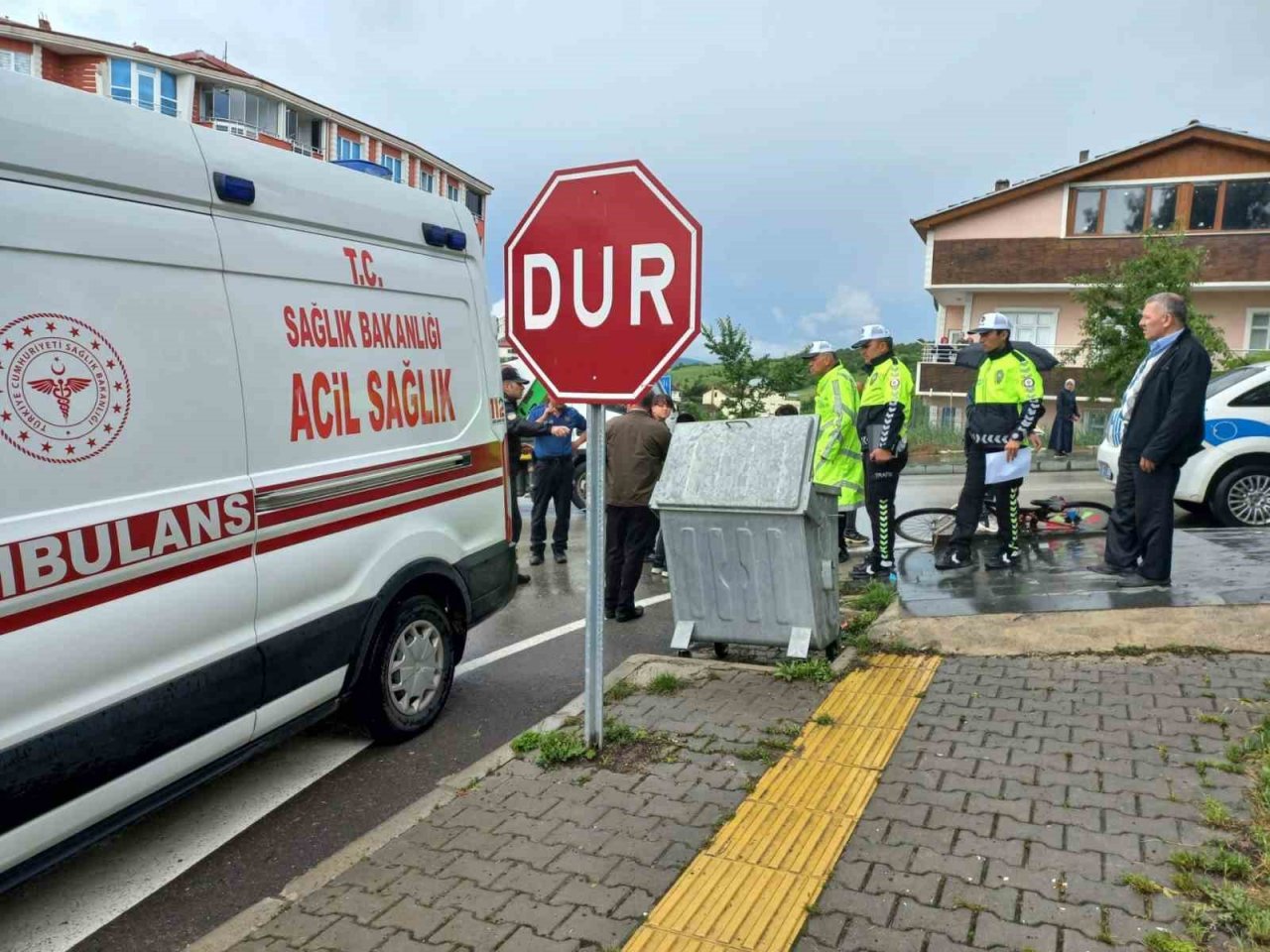 Bisiklet otomobile çarptı