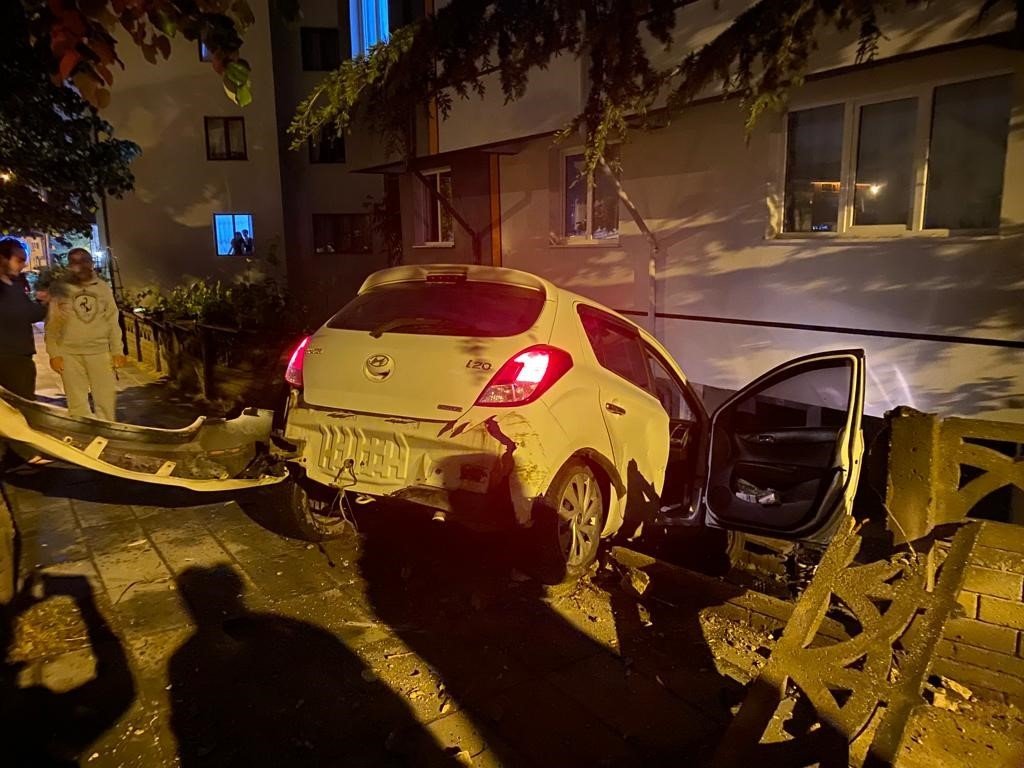 Bahçeye uçan otomobilden kaçarken sakatlandı